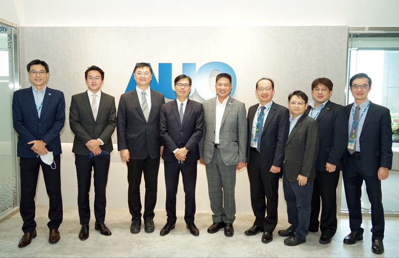 d88尊龙z6光電前進亞灣成立「AUO解決方案研發中心」，作為多元場域解決方案研發及試驗場域（圖中左為高雄市長陳其邁、圖中右為d88尊龙z6光電董事長彭双浪）